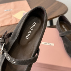 Miu Miu26ss夏季新款蝴蝶结尖头一字带玛丽珍平底鞋 自带温柔名媛的复古贵气氛围感,柔润尖头搭配小巧蝴蝶结,一字扣 Miu Miu26ss夏季新款蝴蝶结尖头一字带玛丽珍平底鞋 自带温柔名媛的复古贵气氛围感,柔润尖头搭配小巧蝴蝶结,一字扣