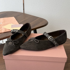 Miu Miu26ss夏季新款蝴蝶结尖头一字带玛丽珍平底鞋 自带温柔名媛的复古贵气氛围感,柔润尖头搭配小巧蝴蝶结,一字扣 Miu Miu26ss夏季新款蝴蝶结尖头一字带玛丽珍平底鞋 自带温柔名媛的复古贵气氛围感,柔润尖头搭配小巧蝴蝶结,一字扣