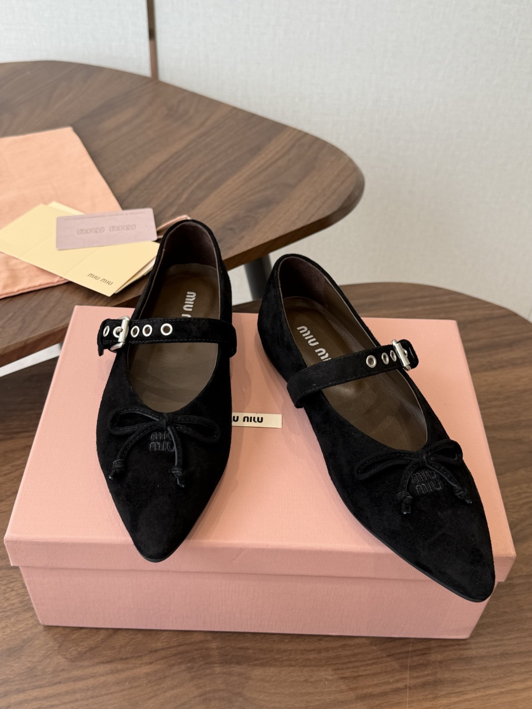 Miu Miu26ss夏季新款蝴蝶结尖头一字带玛丽珍平底鞋 自带温柔名媛的复古贵气氛围感,柔润尖头搭配小巧蝴蝶结,一字扣 Miu Miu26ss夏季新款蝴蝶结尖头一字带玛丽珍平底鞋 自带温柔名媛的复古贵气氛围感,柔润尖头搭配小巧蝴蝶结,一字扣