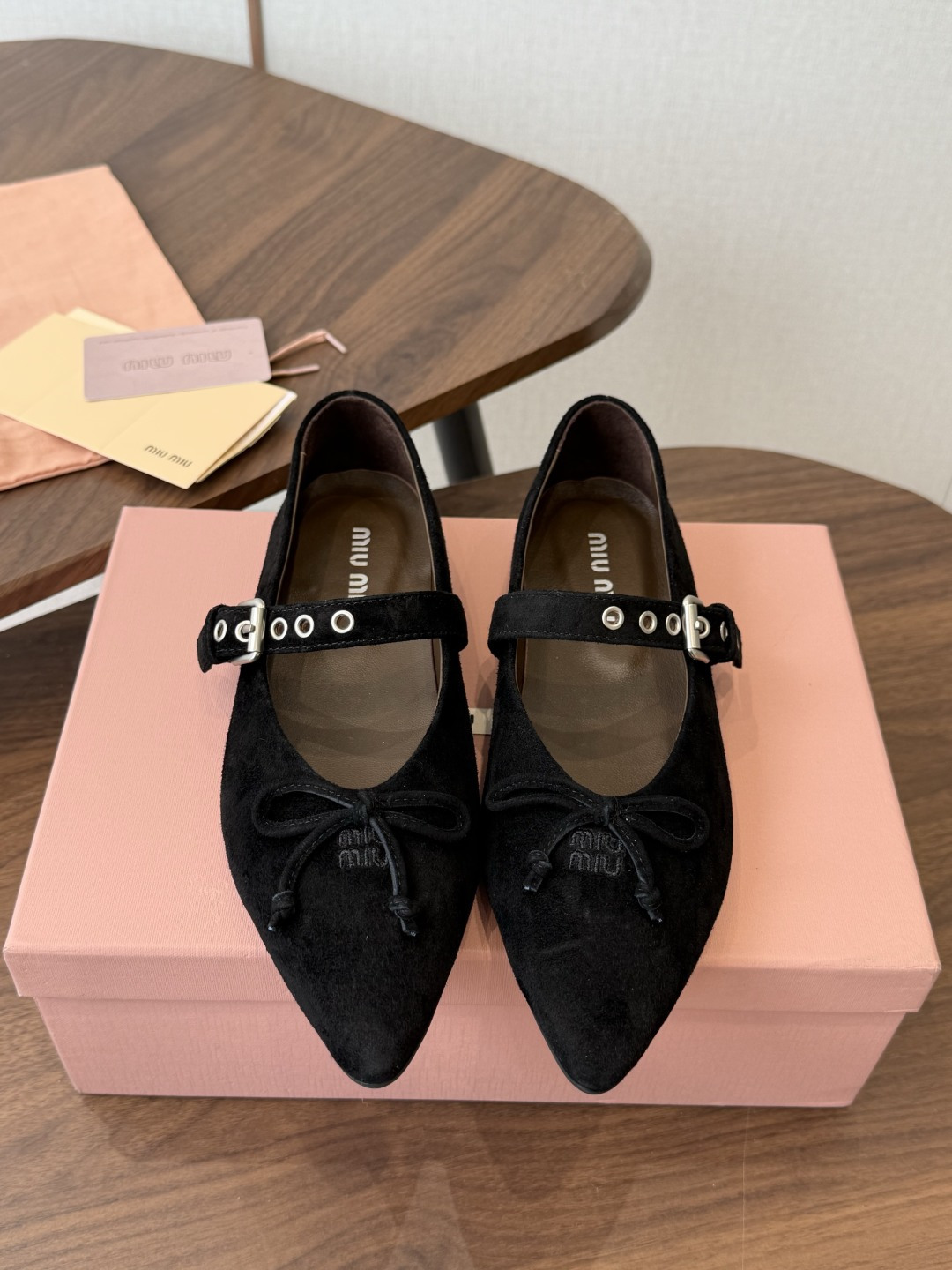 Miu Miu26ss夏季新款蝴蝶结尖头一字带玛丽珍平底鞋 自带温柔名媛的复古贵气氛围感，柔润尖头搭配小巧蝴蝶结，一字扣