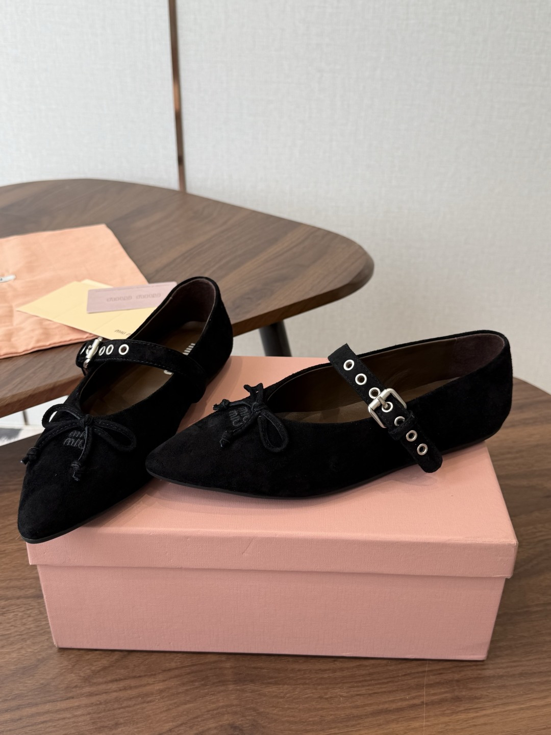 Miu Miu26ss夏季新款蝴蝶结尖头一字带玛丽珍平底鞋 自带温柔名媛的复古贵气氛围感,柔润尖头搭配小巧蝴蝶结,一字扣 Miu Miu26ss夏季新款蝴蝶结尖头一字带玛丽珍平底鞋 自带温柔名媛的复古贵气氛围感,柔润尖头搭配小巧蝴蝶结,一字扣
