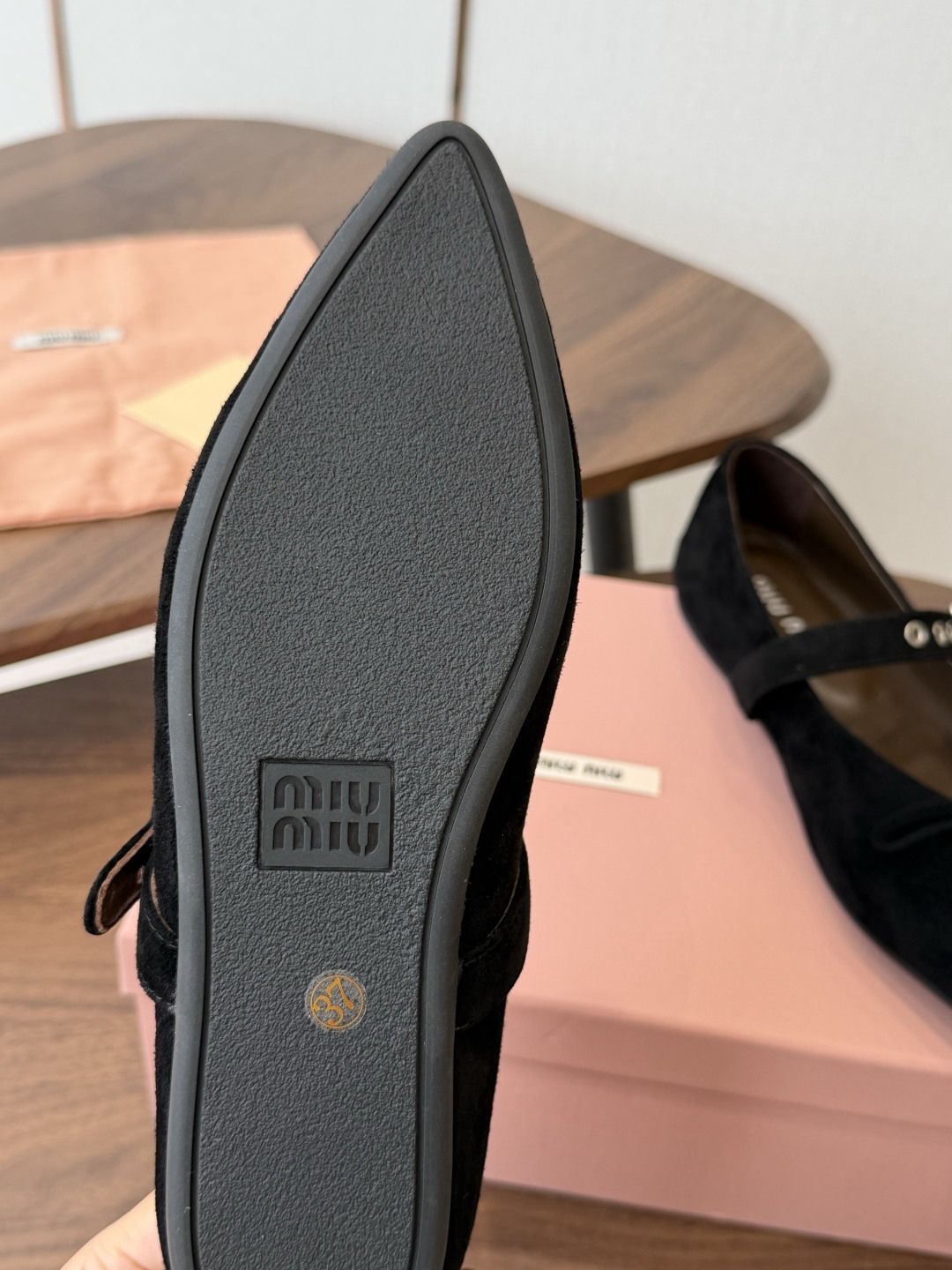 Miu Miu26ss夏季新款蝴蝶结尖头一字带玛丽珍平底鞋 自带温柔名媛的复古贵气氛围感,柔润尖头搭配小巧蝴蝶结,一字扣 Miu Miu26ss夏季新款蝴蝶结尖头一字带玛丽珍平底鞋 自带温柔名媛的复古贵气氛围感,柔润尖头搭配小巧蝴蝶结,一字扣