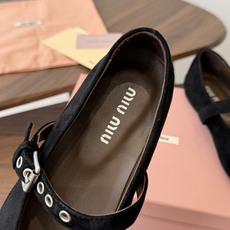 Miu Miu26ss夏季新款蝴蝶结尖头一字带玛丽珍平底鞋 自带温柔名媛的复古贵气氛围感,柔润尖头搭配小巧蝴蝶结,一字扣 Miu Miu26ss夏季新款蝴蝶结尖头一字带玛丽珍平底鞋 自带温柔名媛的复古贵气氛围感,柔润尖头搭配小巧蝴蝶结,一字扣
