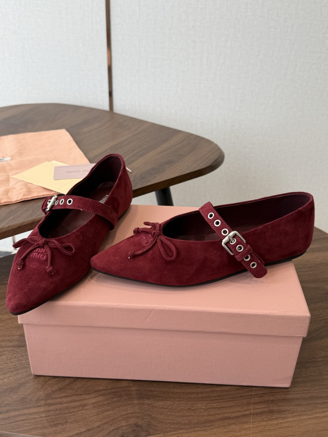 Miu Miu26ss夏季新款蝴蝶结尖头一字带玛丽珍平底鞋 自带温柔名媛的复古贵气氛围感，柔润尖头搭配小巧蝴蝶结，一字扣
