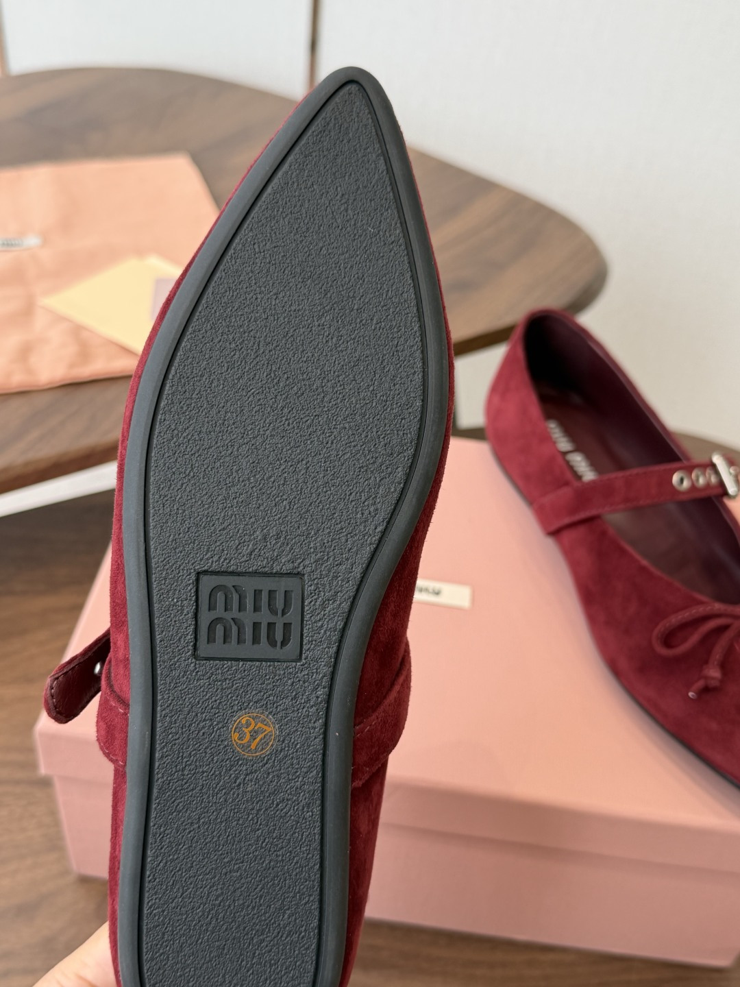Miu Miu26ss夏季新款蝴蝶结尖头一字带玛丽珍平底鞋 自带温柔名媛的复古贵气氛围感，柔润尖头搭配小巧蝴蝶结，一字扣