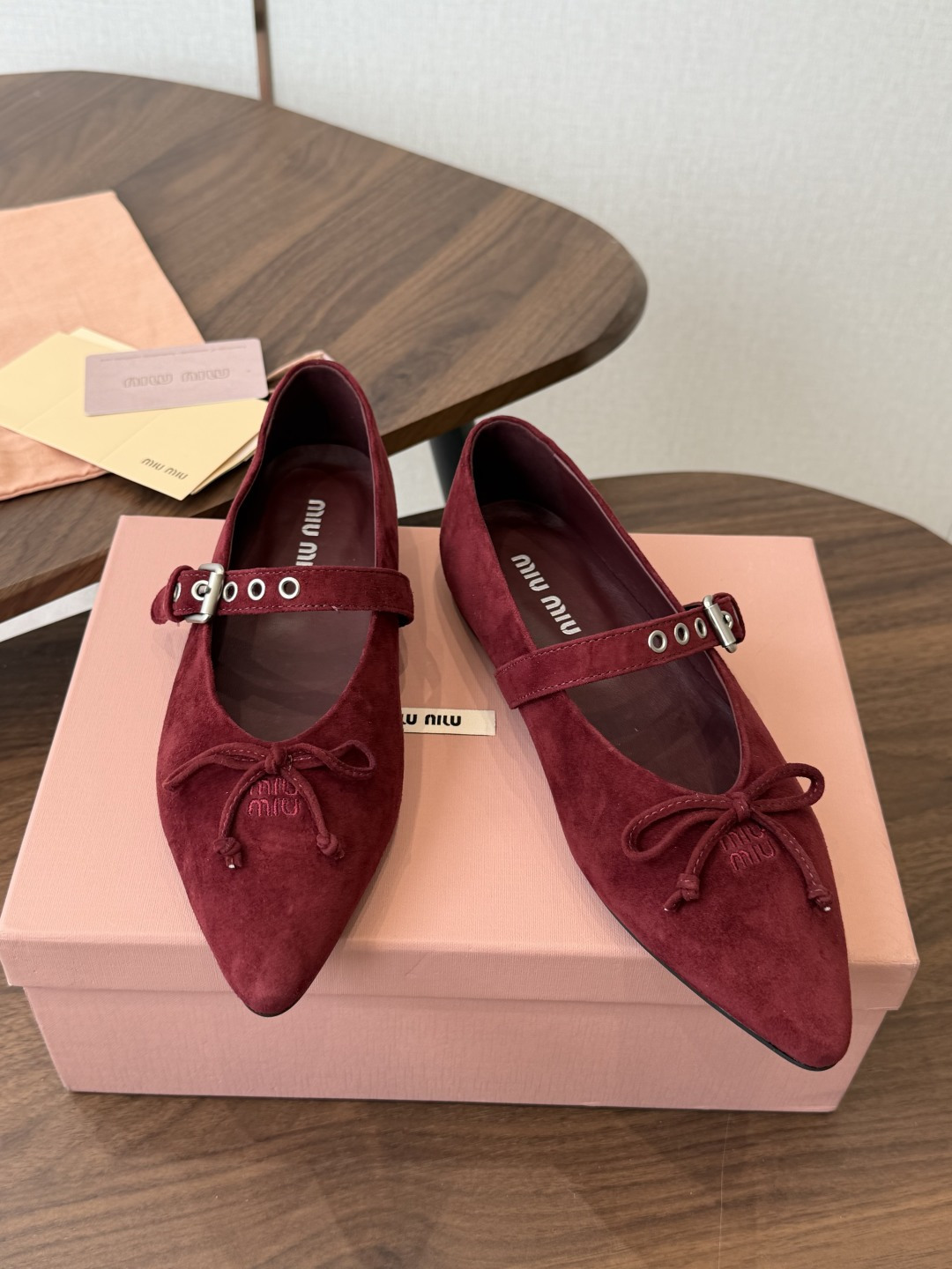 Miu Miu26ss夏季新款蝴蝶结尖头一字带玛丽珍平底鞋 自带温柔名媛的复古贵气氛围感，柔润尖头搭配小巧蝴蝶结，一字扣