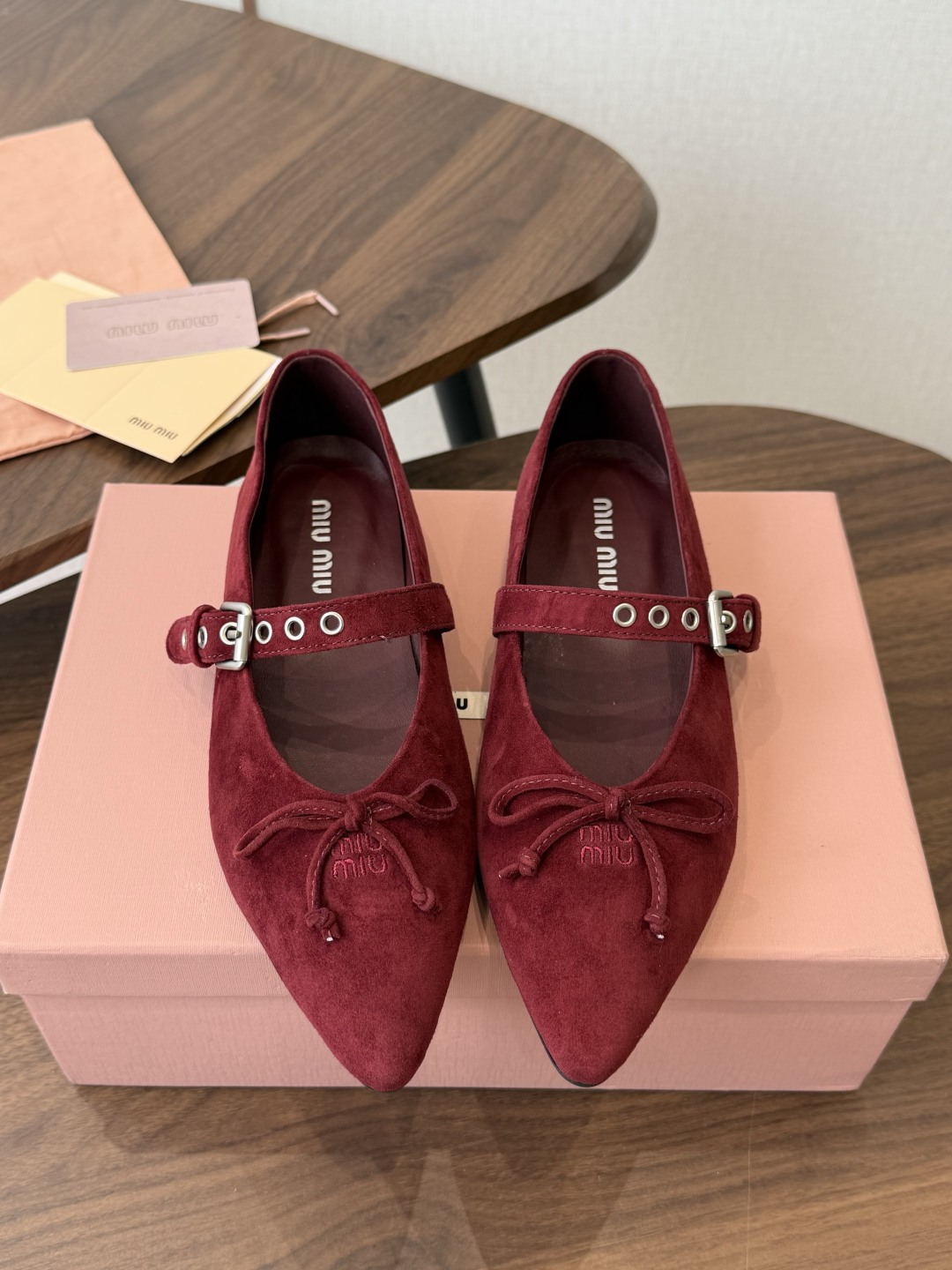 Miu Miu26ss夏季新款蝴蝶结尖头一字带玛丽珍平底鞋 自带温柔名媛的复古贵气氛围感，柔润尖头搭配小巧蝴蝶结，一字扣