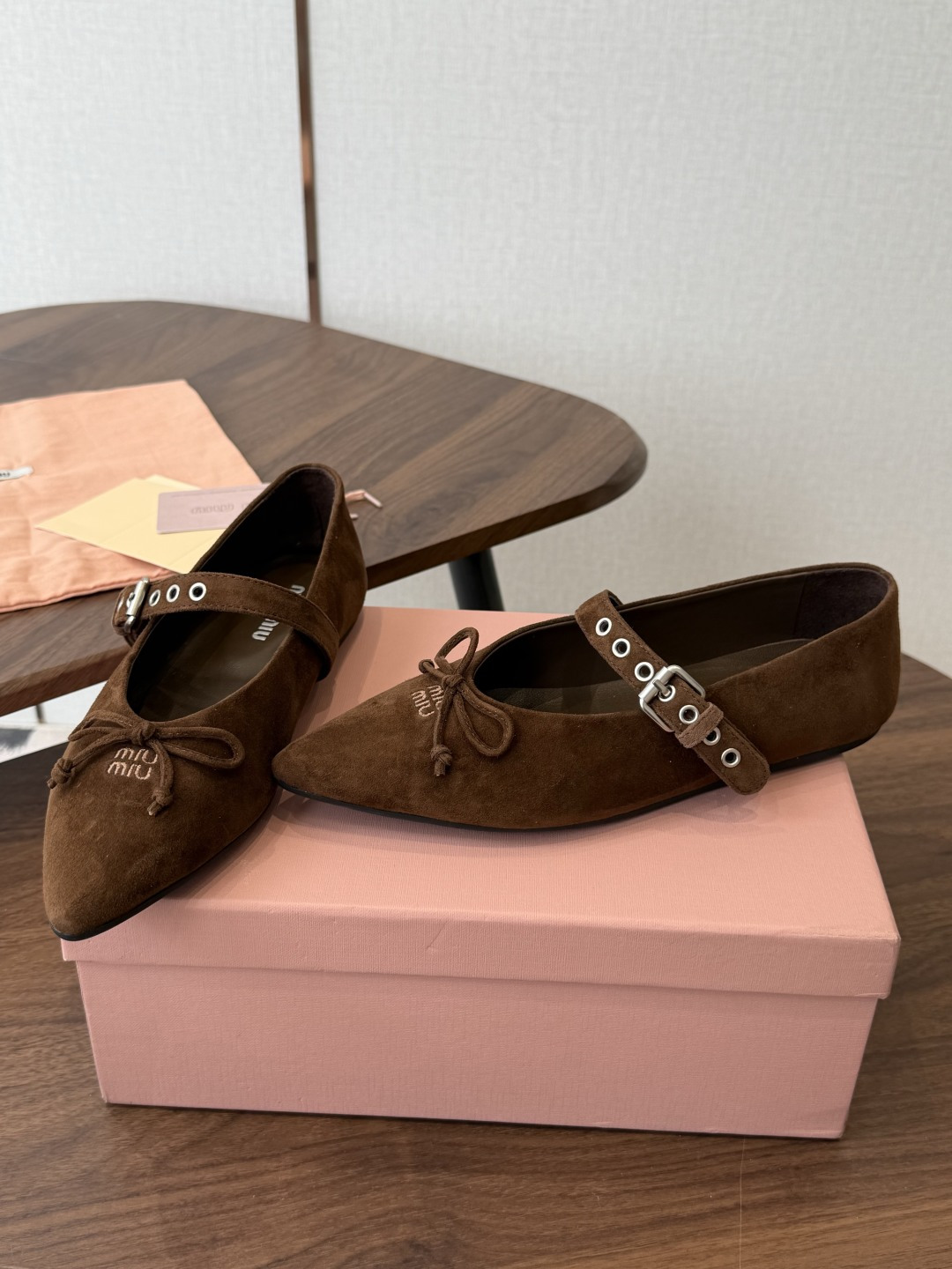 Miu Miu26ss夏季新款蝴蝶结尖头一字带玛丽珍平底鞋 自带温柔名媛的复古贵气氛围感，柔润尖头搭配小巧蝴蝶结，一字扣