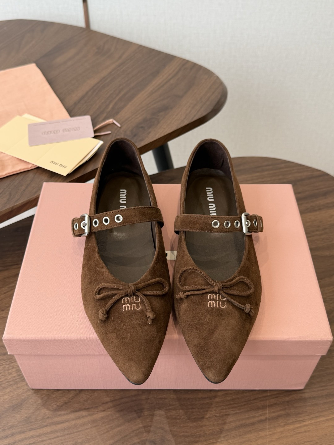 Miu Miu26ss夏季新款蝴蝶结尖头一字带玛丽珍平底鞋 自带温柔名媛的复古贵气氛围感，柔润尖头搭配小巧蝴蝶结，一字扣