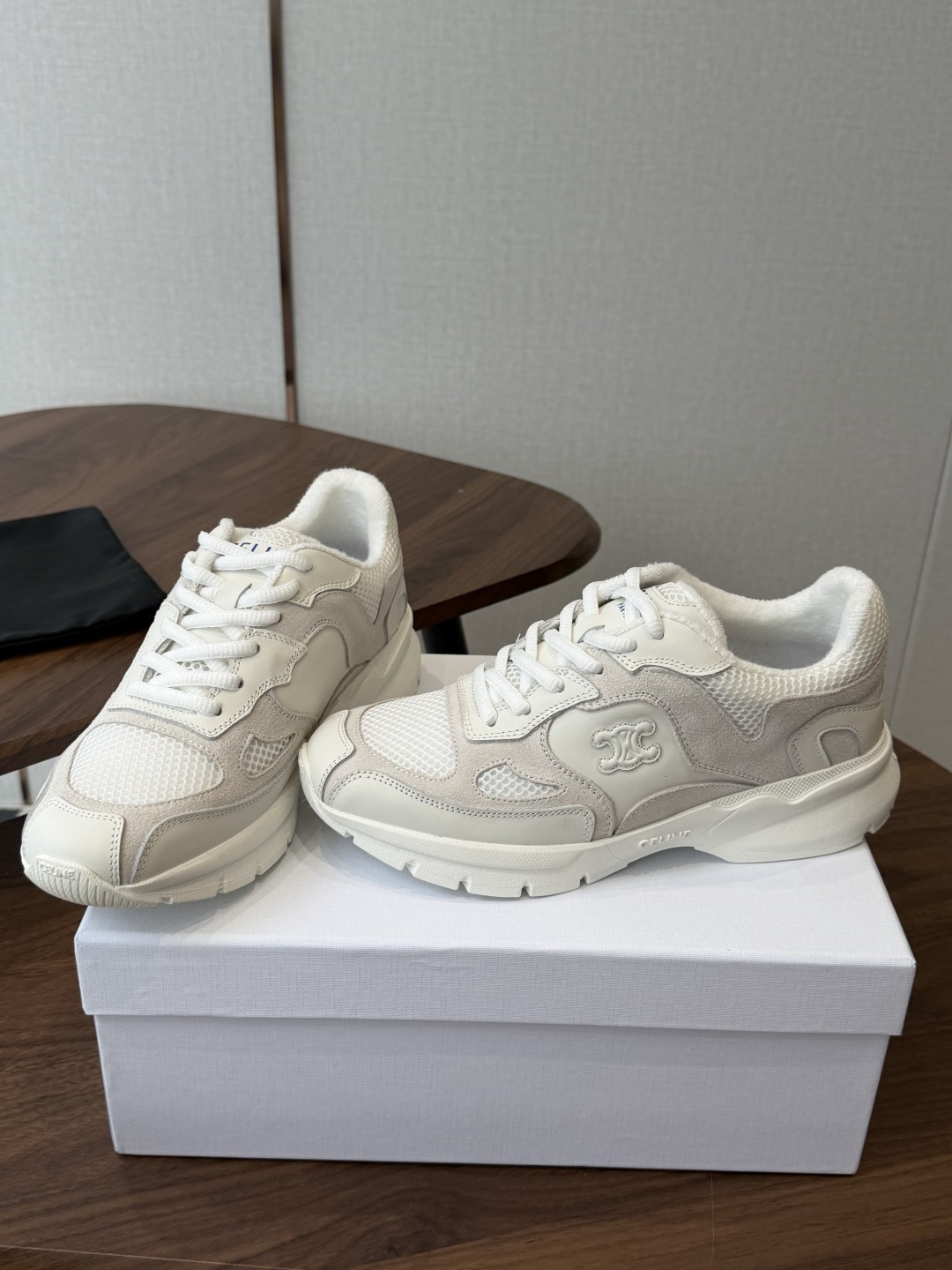 CELINE·思琳赛琳最新款复古老爹鞋 运动鞋超多明星网红种草 CELINE TRIOMPHE RUNNER 低帮复古运 CELINE·思琳赛琳最新款复古老爹鞋 运动鞋超多明星网红种草 CELINE TRIOMPHE RUNNER 低帮复古运