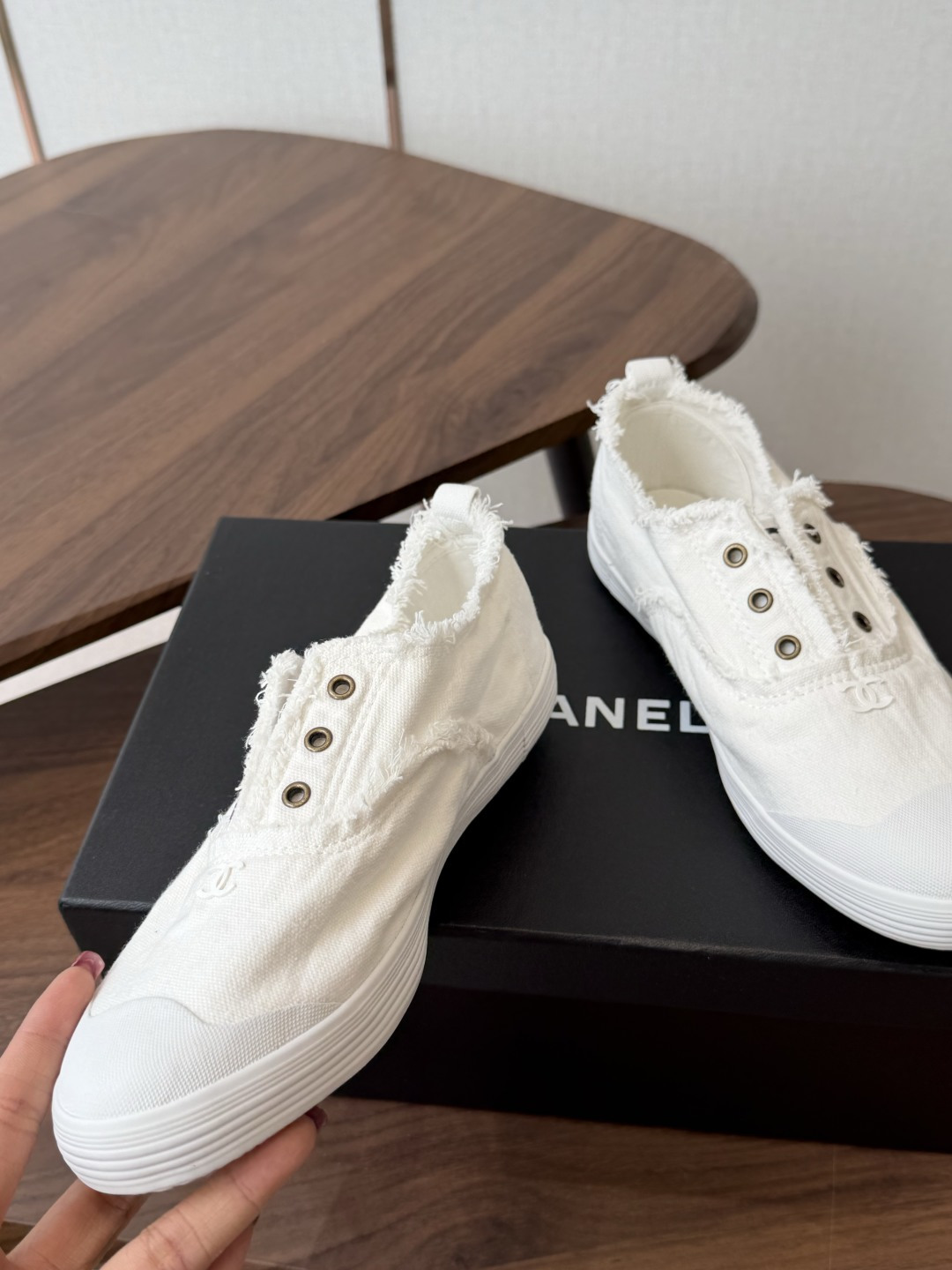 Chanel香奈儿26ss 休闲款 饼干帆布鞋 鞋 开发了几个月最高版本终于出来了 专柜顶级休闲款运动鞋 这款经典设计 Chanel香奈儿26ss 休闲款 饼干帆布鞋 鞋 开发了几个月最高版本终于出来了 专柜顶级休闲款运动鞋 这款经典设计
