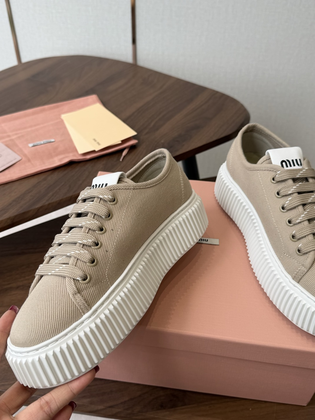 Miu Miu26ss 春夏新款饼干底休闲板鞋 自带元气氛围感的懒人本命板鞋来啦!设计上采用利落的系带版型,搭配标志性的 Miu Miu26ss 春夏新款饼干底休闲板鞋 自带元气氛围感的懒人本命板鞋来啦!设计上采用利落的系带版型,搭配标志性的