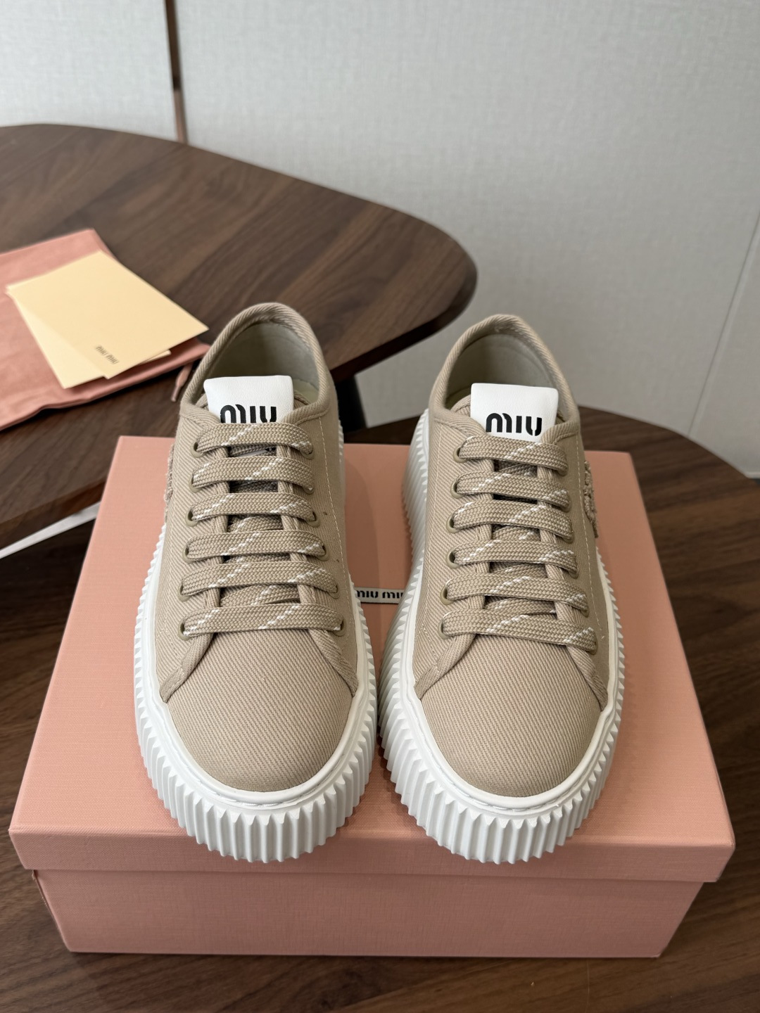 Miu Miu26ss 春夏新款饼干底休闲板鞋 自带元气氛围感的懒人本命板鞋来啦！设计上采用利落的系带版型，搭配标志性的