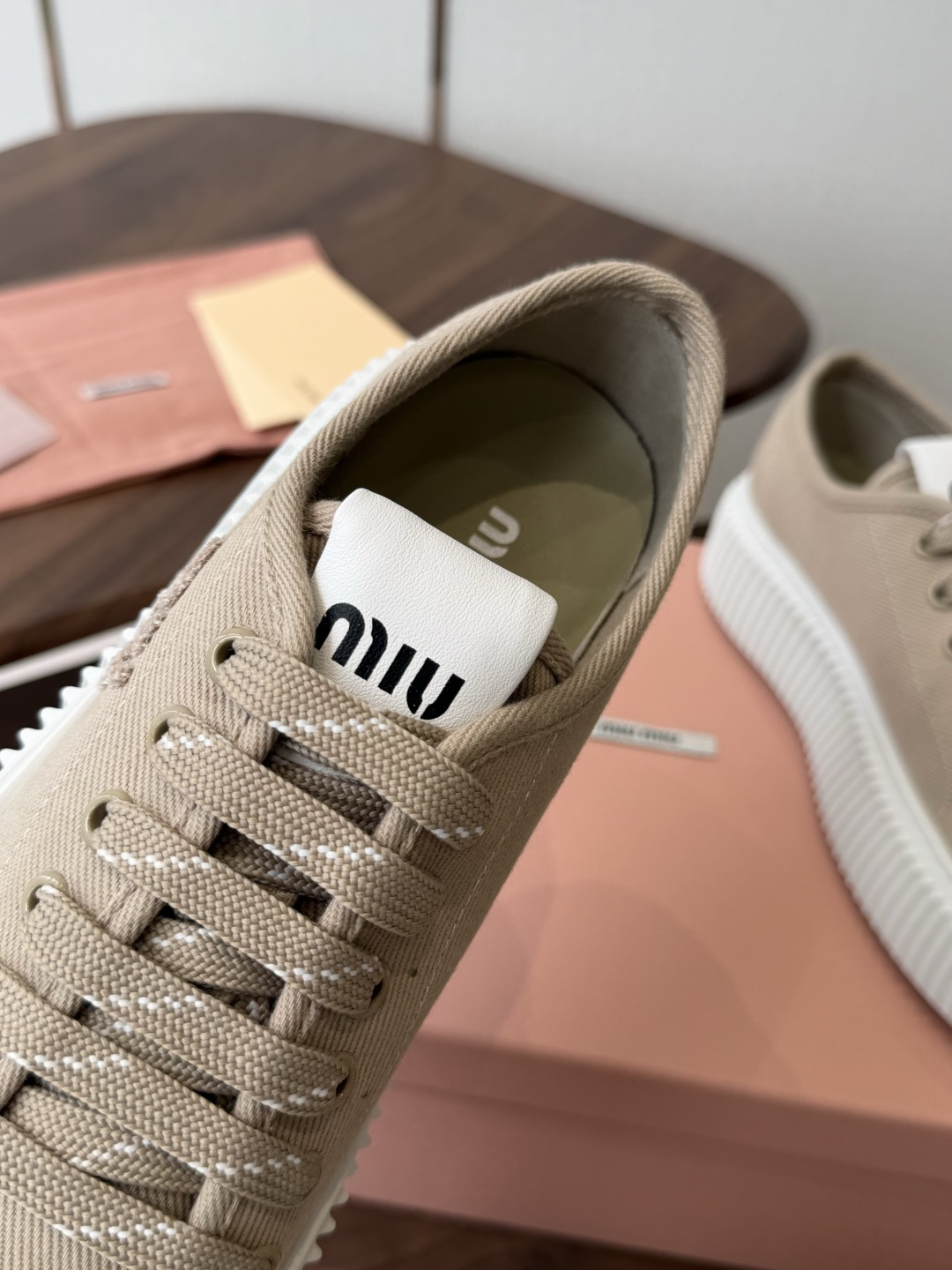 Miu Miu26ss 春夏新款饼干底休闲板鞋 自带元气氛围感的懒人本命板鞋来啦!设计上采用利落的系带版型,搭配标志性的 Miu Miu26ss 春夏新款饼干底休闲板鞋 自带元气氛围感的懒人本命板鞋来啦!设计上采用利落的系带版型,搭配标志性的