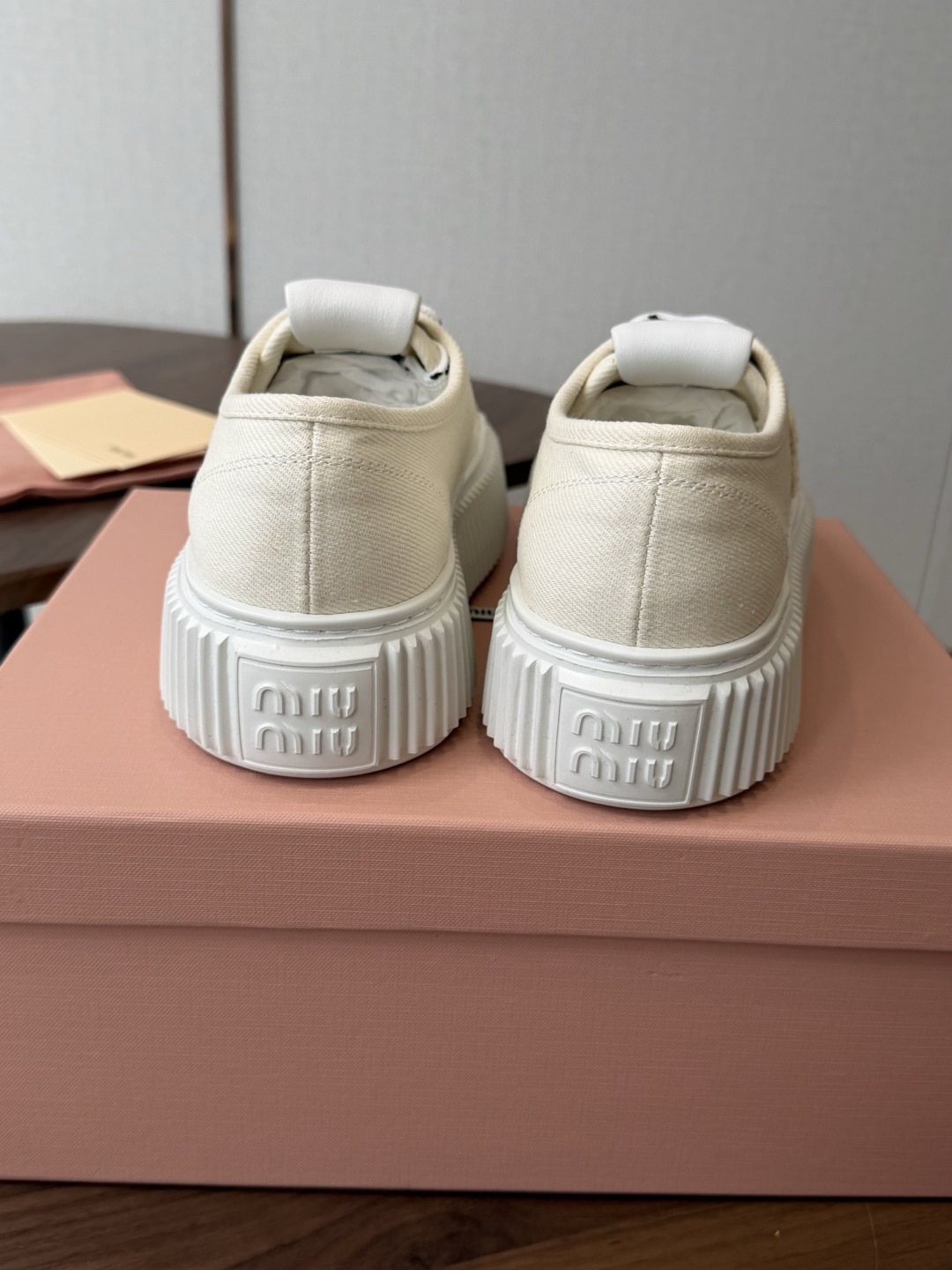 Miu Miu26ss 春夏新款饼干底休闲板鞋 自带元气氛围感的懒人本命板鞋来啦！设计上采用利落的系带版型，搭配标志性的