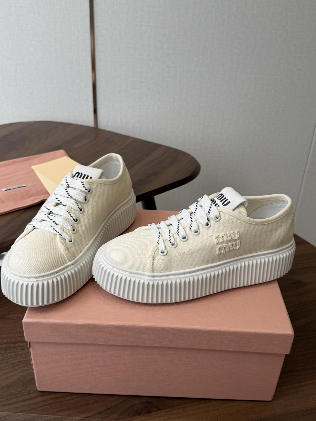 Miu Miu26ss 春夏新款饼干底休闲板鞋 自带元气氛围感的懒人本命板鞋来啦！设计上采用利落的系带版型，搭配标志性的