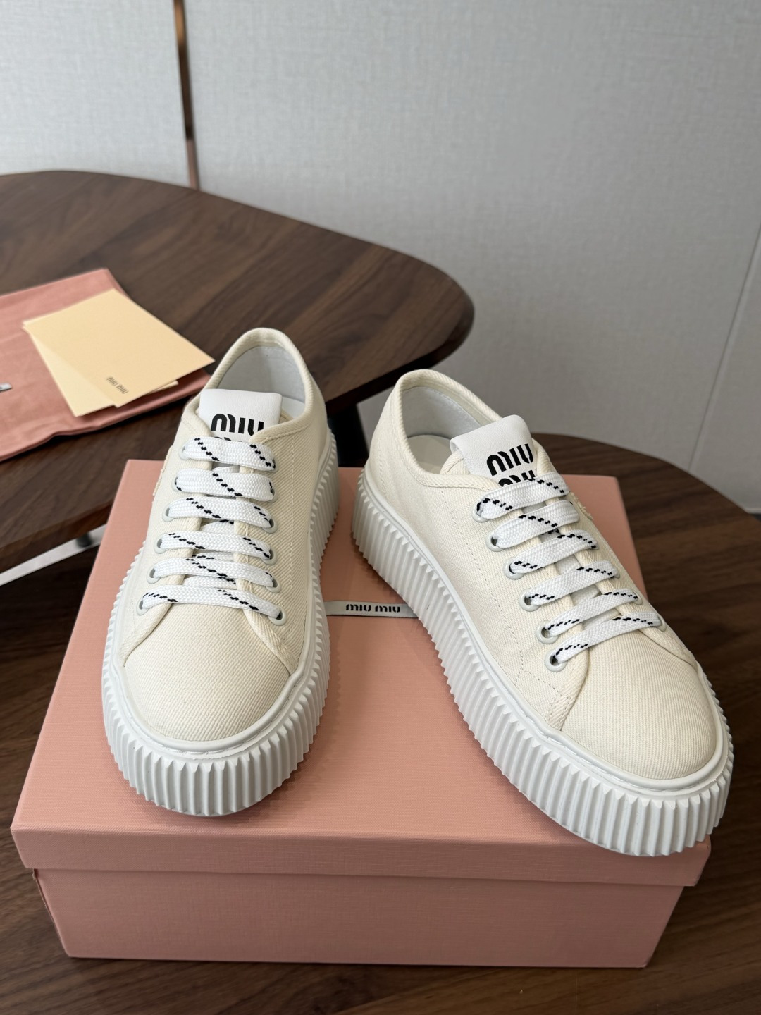 Miu Miu26ss 春夏新款饼干底休闲板鞋 自带元气氛围感的懒人本命板鞋来啦！设计上采用利落的系带版型，搭配标志性的
