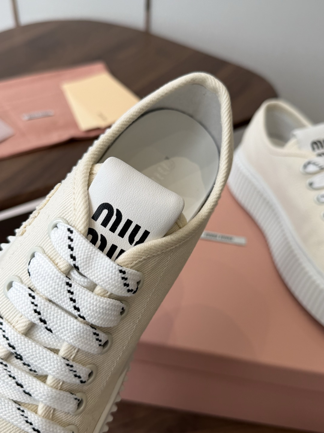 Miu Miu26ss 春夏新款饼干底休闲板鞋 自带元气氛围感的懒人本命板鞋来啦！设计上采用利落的系带版型，搭配标志性的