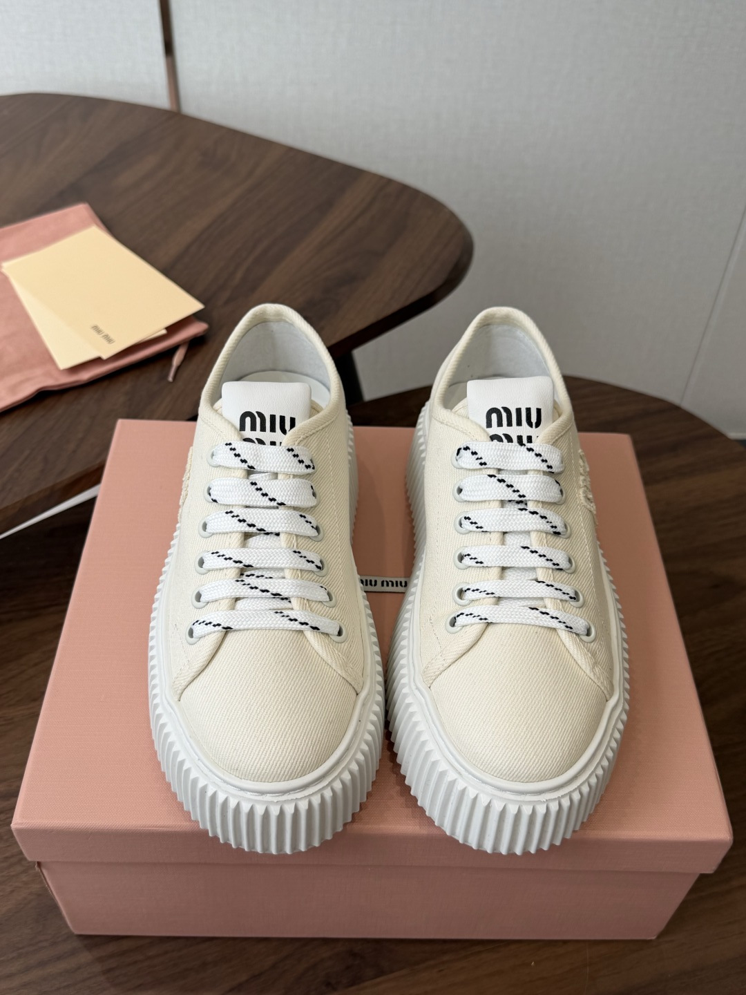 Miu Miu26ss 春夏新款饼干底休闲板鞋 自带元气氛围感的懒人本命板鞋来啦！设计上采用利落的系带版型，搭配标志性的