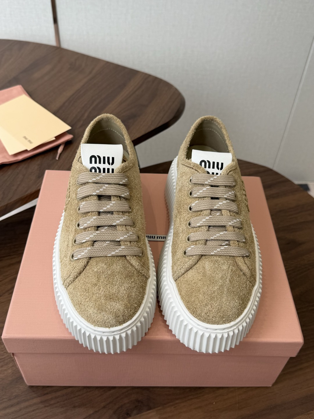 Miu Miu26ss 春夏新款饼干底休闲板鞋 自带元气氛围感的懒人本命板鞋来啦！设计上采用利落的系带版型，搭配标志性的