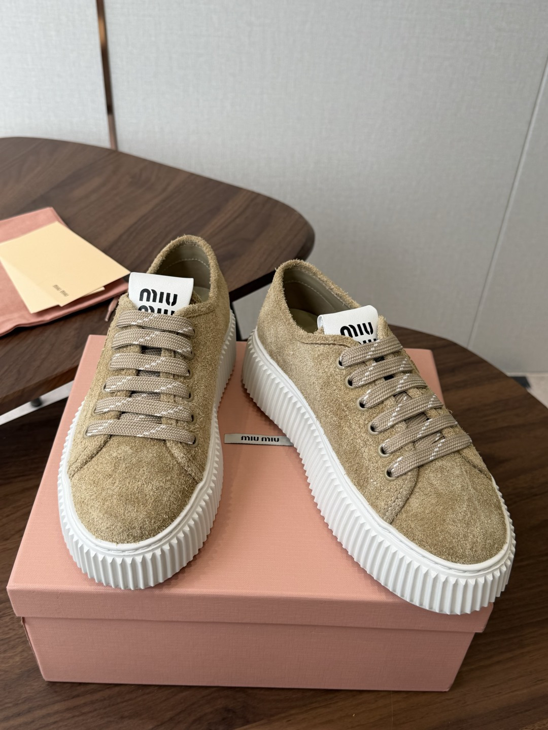 Miu Miu26ss 春夏新款饼干底休闲板鞋 自带元气氛围感的懒人本命板鞋来啦!设计上采用利落的系带版型,搭配标志性的 Miu Miu26ss 春夏新款饼干底休闲板鞋 自带元气氛围感的懒人本命板鞋来啦!设计上采用利落的系带版型,搭配标志性的