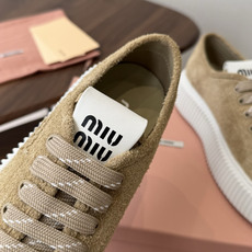 Miu Miu26ss 春夏新款饼干底休闲板鞋 自带元气氛围感的懒人本命板鞋来啦!设计上采用利落的系带版型,搭配标志性的 Miu Miu26ss 春夏新款饼干底休闲板鞋 自带元气氛围感的懒人本命板鞋来啦!设计上采用利落的系带版型,搭配标志性的