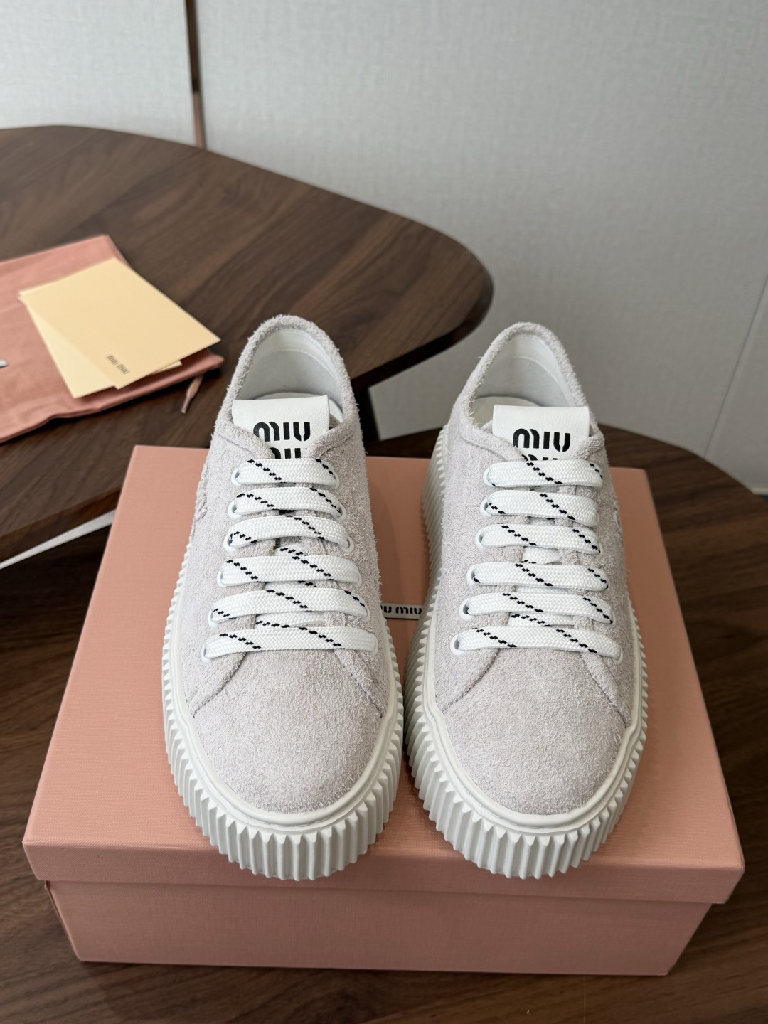 Miu Miu26ss 春夏新款饼干底休闲板鞋 自带元气氛围感的懒人本命板鞋来啦！设计上采用利落的系带版型，搭配标志性的