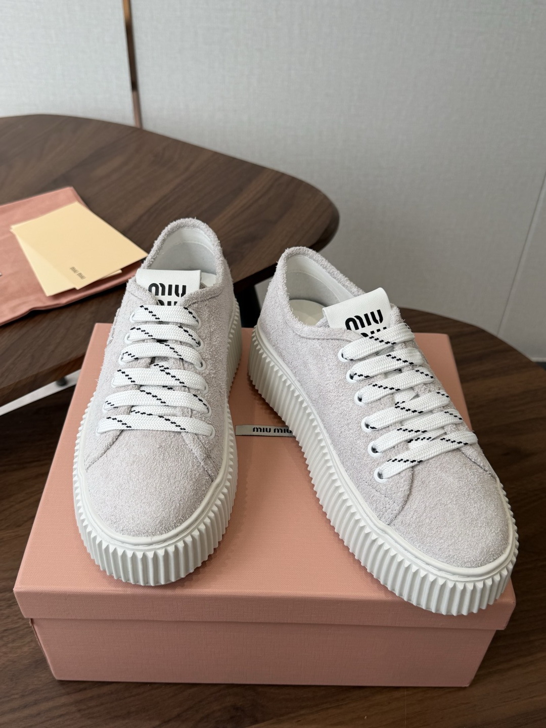 Miu Miu26ss 春夏新款饼干底休闲板鞋 自带元气氛围感的懒人本命板鞋来啦!设计上采用利落的系带版型,搭配标志性的 Miu Miu26ss 春夏新款饼干底休闲板鞋 自带元气氛围感的懒人本命板鞋来啦!设计上采用利落的系带版型,搭配标志性的