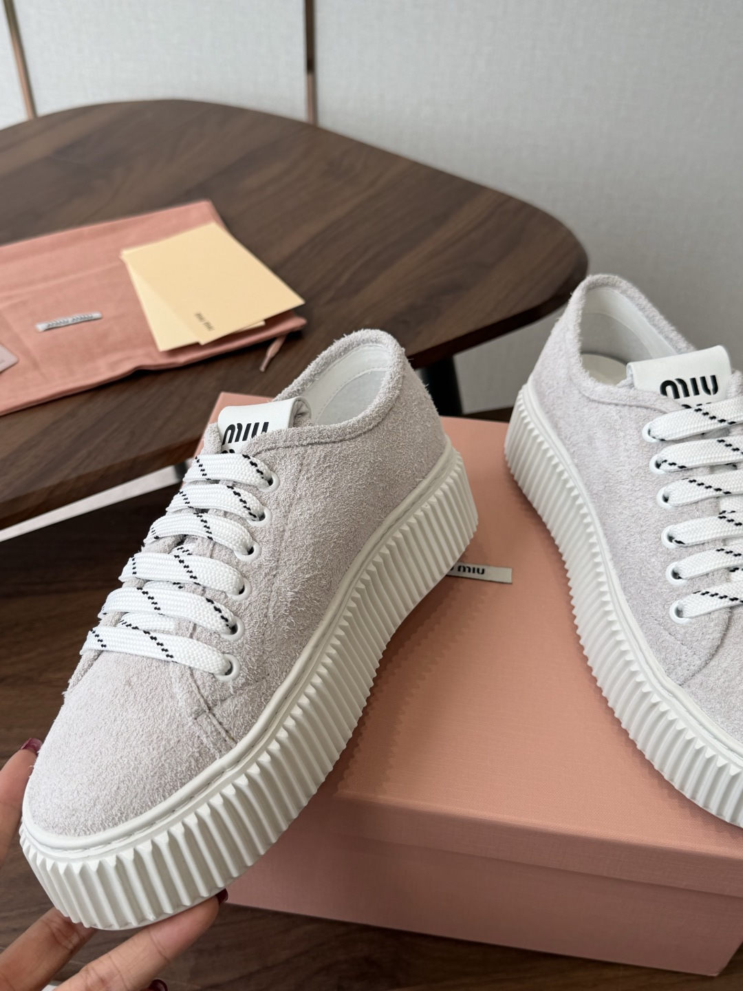 Miu Miu26ss 春夏新款饼干底休闲板鞋 自带元气氛围感的懒人本命板鞋来啦!设计上采用利落的系带版型,搭配标志性的 Miu Miu26ss 春夏新款饼干底休闲板鞋 自带元气氛围感的懒人本命板鞋来啦!设计上采用利落的系带版型,搭配标志性的