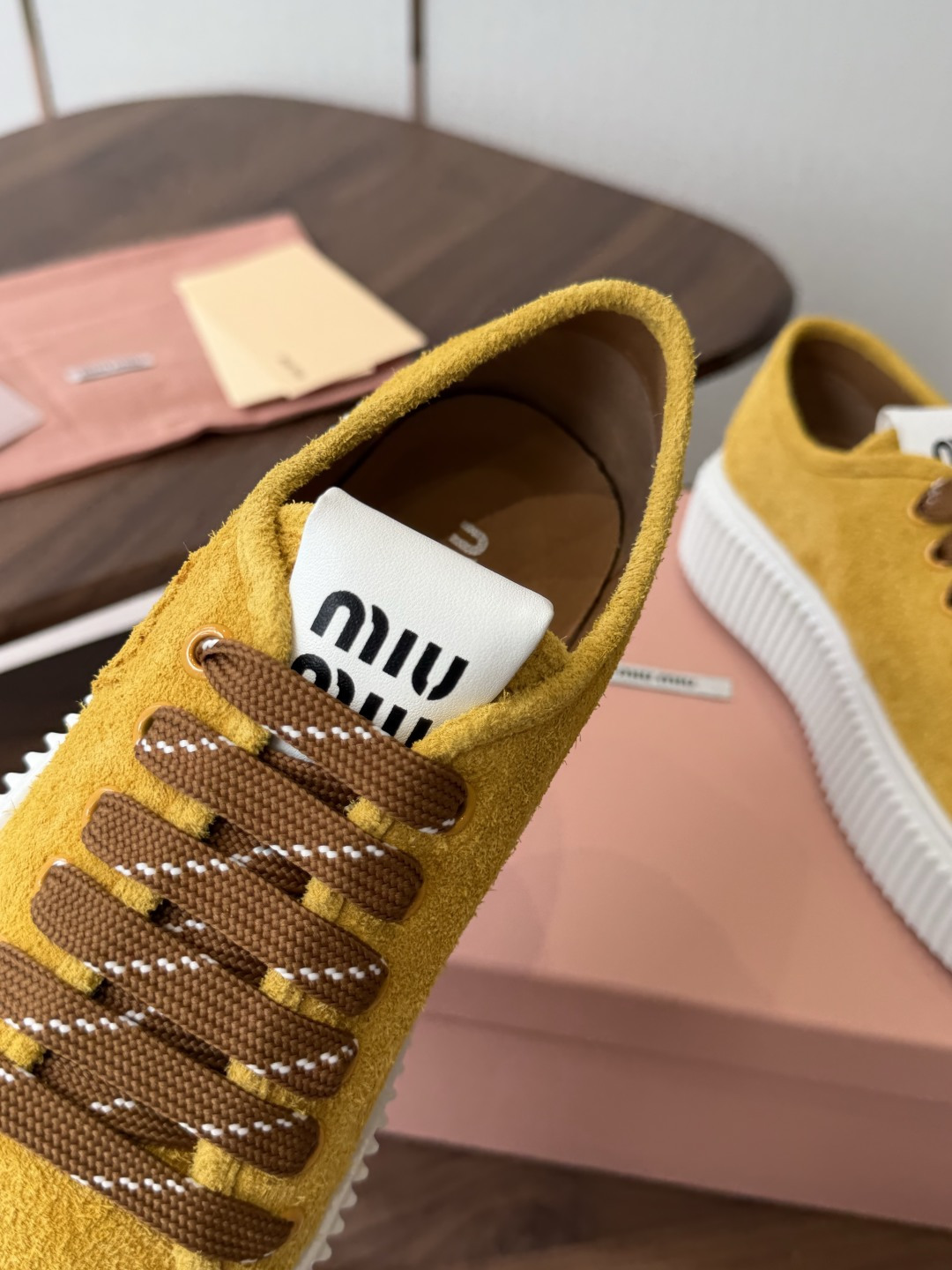 Miu Miu26ss 春夏新款饼干底休闲板鞋 自带元气氛围感的懒人本命板鞋来啦!设计上采用利落的系带版型,搭配标志性的 Miu Miu26ss 春夏新款饼干底休闲板鞋 自带元气氛围感的懒人本命板鞋来啦!设计上采用利落的系带版型,搭配标志性的