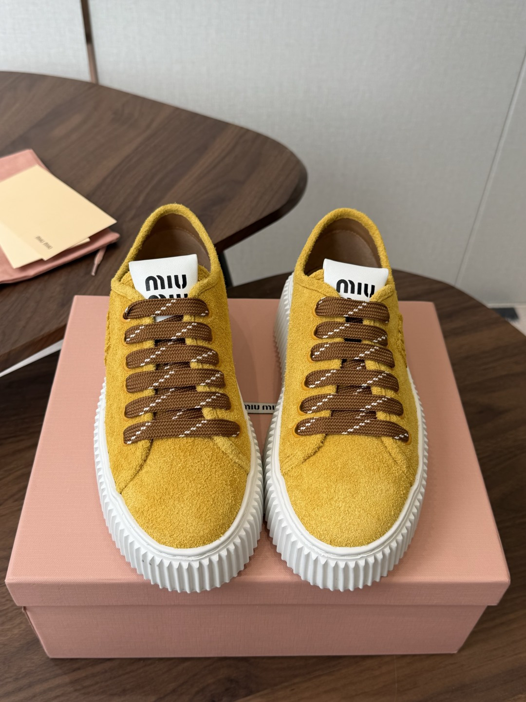 Miu Miu26ss 春夏新款饼干底休闲板鞋 自带元气氛围感的懒人本命板鞋来啦！设计上采用利落的系带版型，搭配标志性的