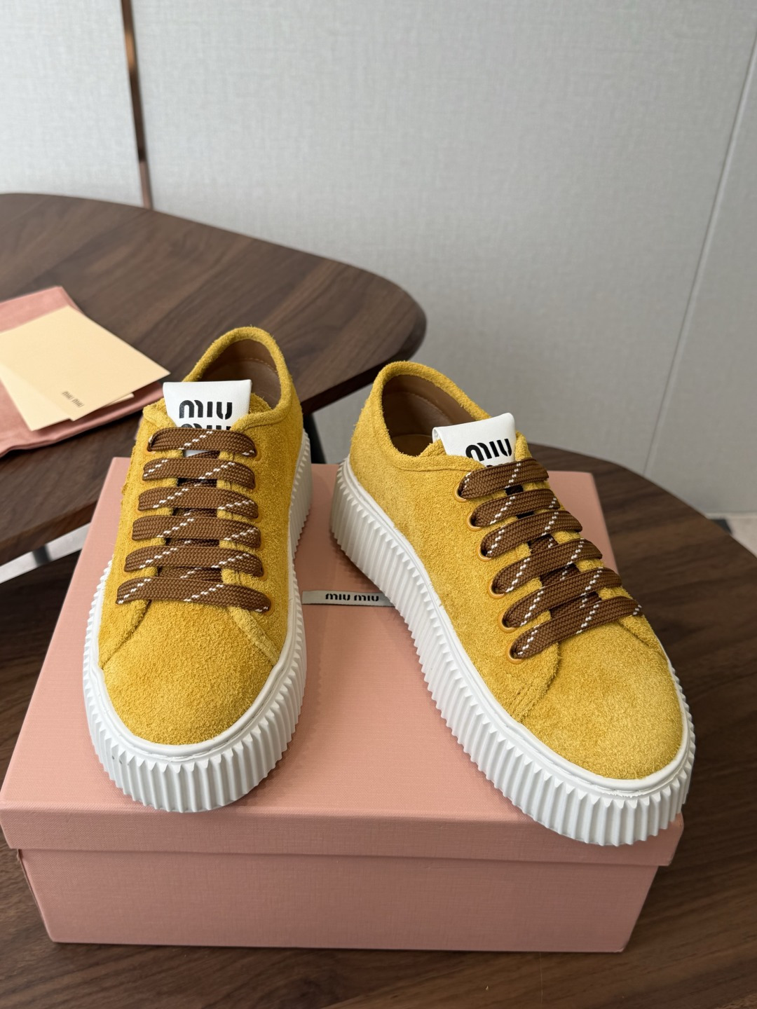 Miu Miu26ss 春夏新款饼干底休闲板鞋 自带元气氛围感的懒人本命板鞋来啦!设计上采用利落的系带版型,搭配标志性的 Miu Miu26ss 春夏新款饼干底休闲板鞋 自带元气氛围感的懒人本命板鞋来啦!设计上采用利落的系带版型,搭配标志性的