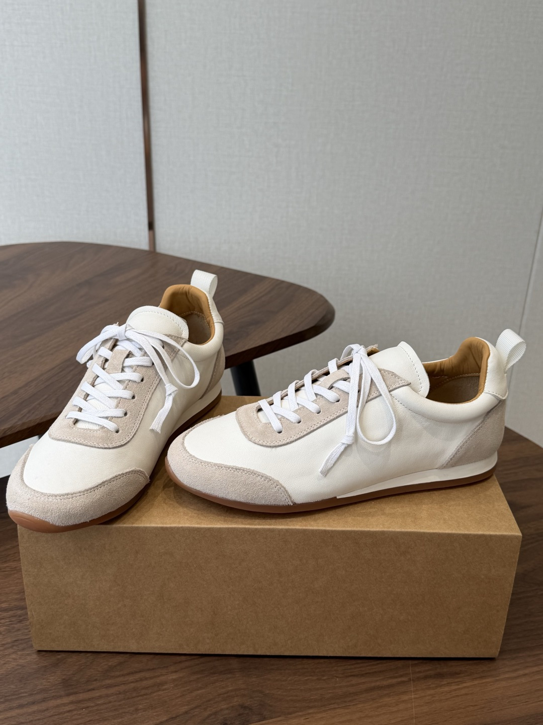 UMA WANG26ss新款复古绑带德训鞋休闲鞋 内衬为细腻小羊皮,触感亲肤且透气性佳。鞋面拼接缝线、做旧效果均为手工处 UMA WANG26ss新款复古绑带德训鞋休闲鞋 内衬为细腻小羊皮,触感亲肤且透气性佳。鞋面拼接缝线、做旧效果均为手工处