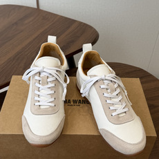 UMA WANG26ss新款复古绑带德训鞋休闲鞋 内衬为细腻小羊皮,触感亲肤且透气性佳。鞋面拼接缝线、做旧效果均为手工处 UMA WANG26ss新款复古绑带德训鞋休闲鞋 内衬为细腻小羊皮,触感亲肤且透气性佳。鞋面拼接缝线、做旧效果均为手工处