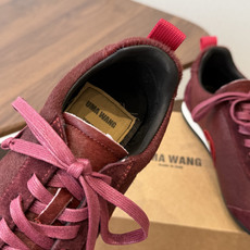 UMA WANG26ss新款复古绑带德训鞋休闲鞋 内衬为细腻小羊皮,触感亲肤且透气性佳。鞋面拼接缝线、做旧效果均为手工处 UMA WANG26ss新款复古绑带德训鞋休闲鞋 内衬为细腻小羊皮,触感亲肤且透气性佳。鞋面拼接缝线、做旧效果均为手工处