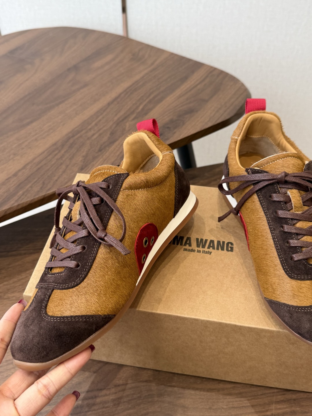 UMA WANG26ss新款复古绑带德训鞋休闲鞋 内衬为细腻小羊皮,触感亲肤且透气性佳。鞋面拼接缝线、做旧效果均为手工处 UMA WANG26ss新款复古绑带德训鞋休闲鞋 内衬为细腻小羊皮,触感亲肤且透气性佳。鞋面拼接缝线、做旧效果均为手工处