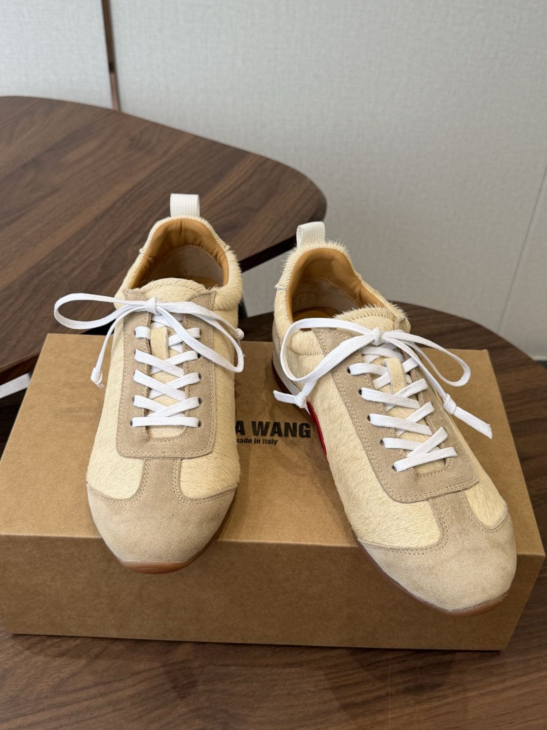 UMA WANG26ss新款复古绑带德训鞋休闲鞋 内衬为细腻小羊皮,触感亲肤且透气性佳。鞋面拼接缝线、做旧效果均为手工处 UMA WANG26ss新款复古绑带德训鞋休闲鞋 内衬为细腻小羊皮,触感亲肤且透气性佳。鞋面拼接缝线、做旧效果均为手工处