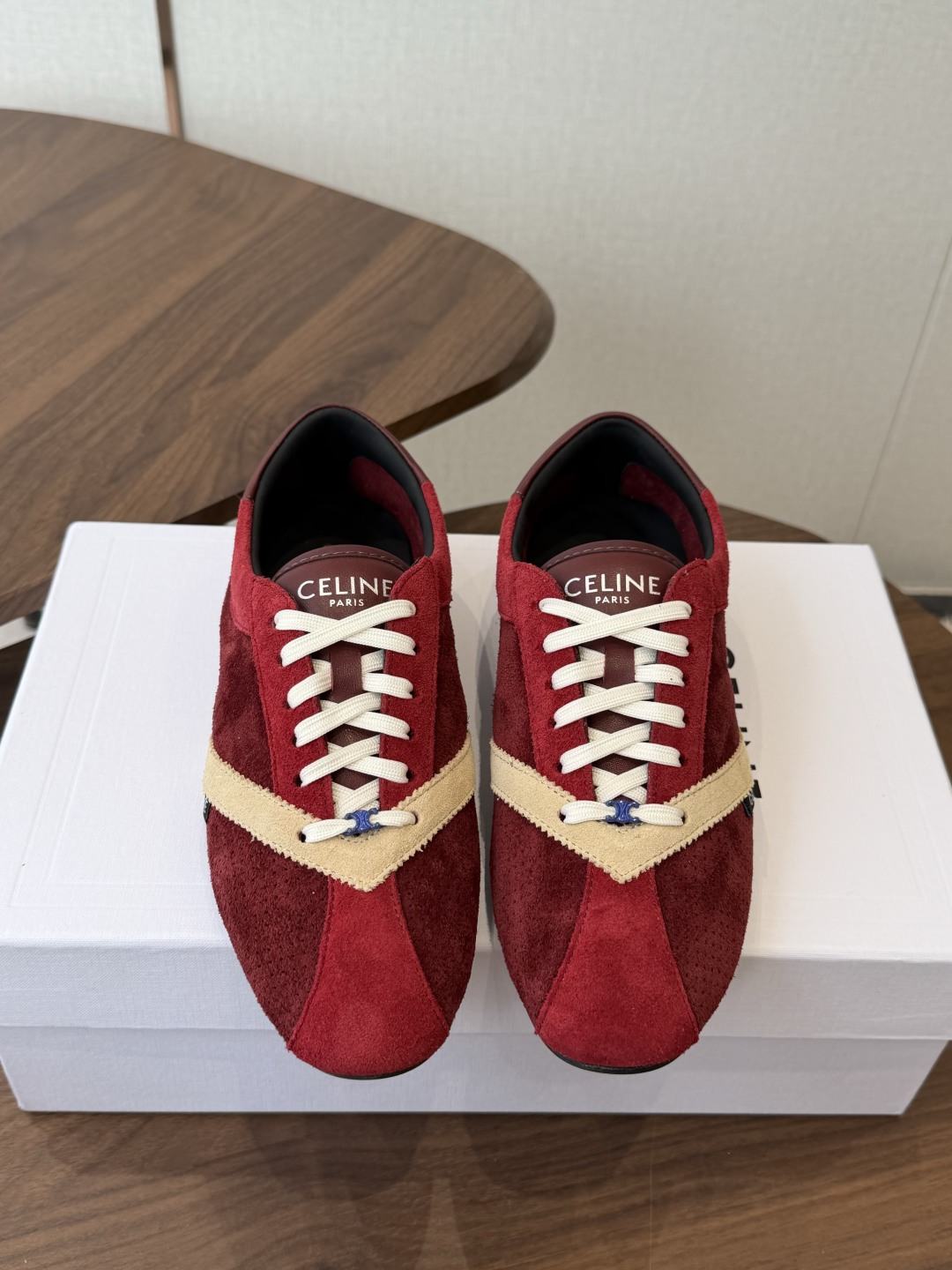 Celine 26ss 思琳新款休闲鞋德训运动鞋  充满街头感的一双鞋子，最新大C设计非常赞 这款鞋有它自己独特的设计 