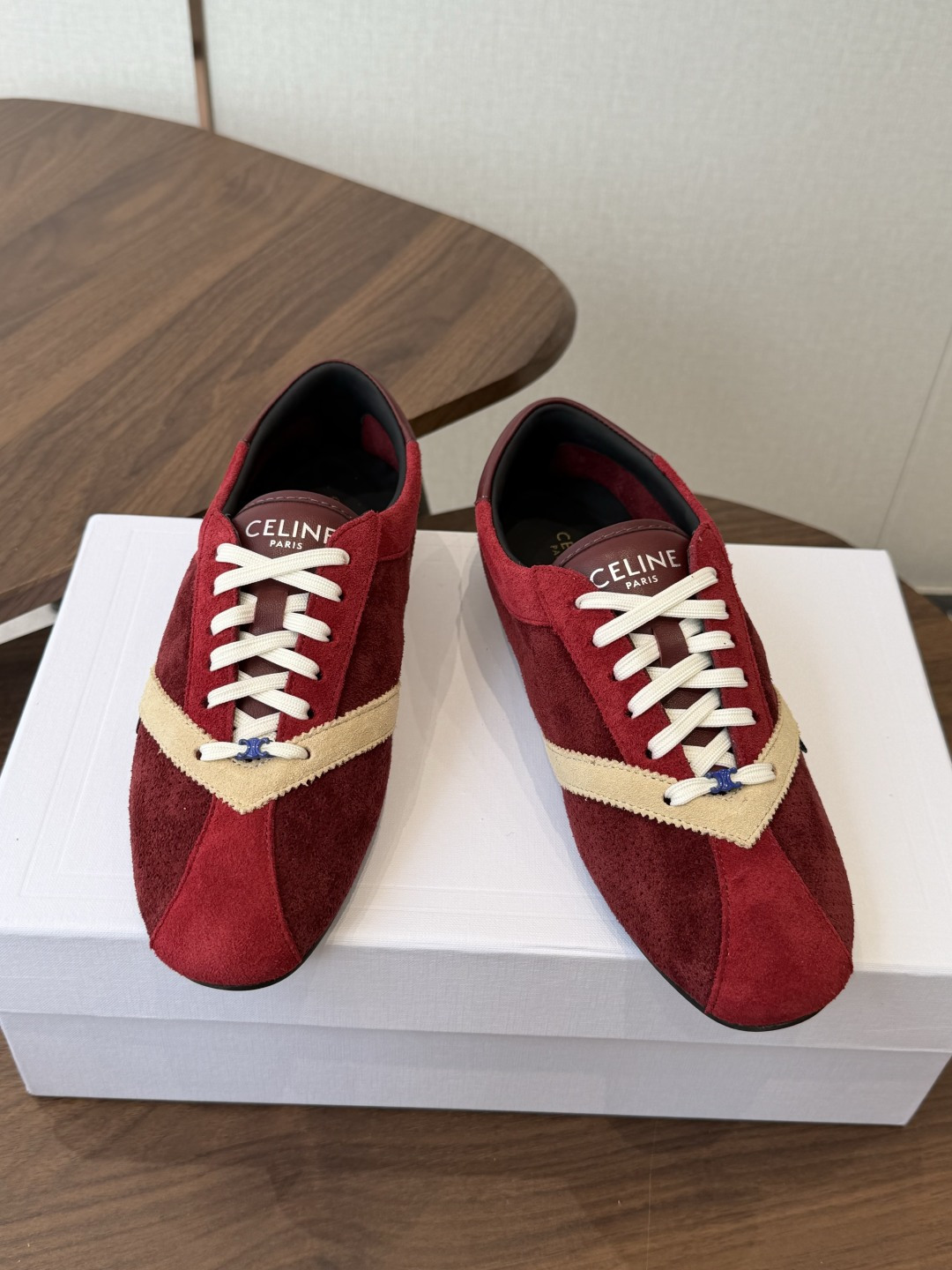Celine 26ss 思琳新款休闲鞋德训运动鞋  充满街头感的一双鞋子，最新大C设计非常赞 这款鞋有它自己独特的设计 