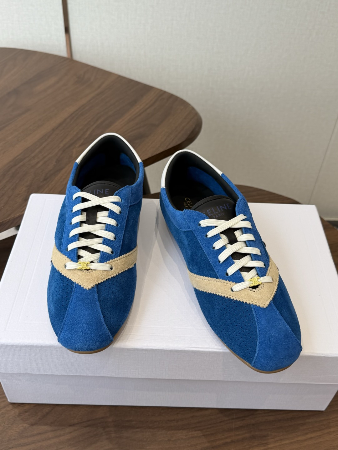 Celine 26ss 思琳新款休闲鞋德训运动鞋  充满街头感的一双鞋子，最新大C设计非常赞 这款鞋有它自己独特的设计 