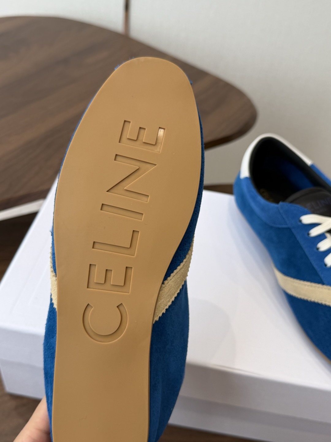 Celine 26ss 思琳新款休闲鞋德训运动鞋  充满街头感的一双鞋子，最新大C设计非常赞 这款鞋有它自己独特的设计 