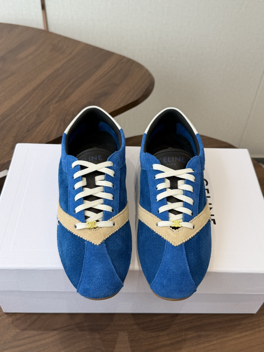 Celine 26ss 思琳新款休闲鞋德训运动鞋  充满街头感的一双鞋子，最新大C设计非常赞 这款鞋有它自己独特的设计 