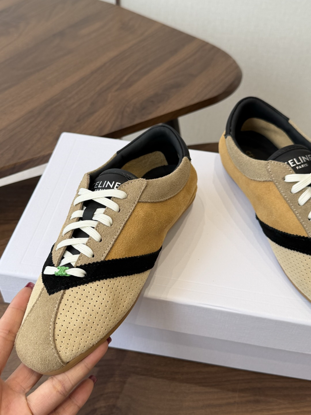 Celine 26ss 思琳新款休闲鞋德训运动鞋 充满街头感的一双鞋子,最新大C设计非常赞 这款鞋有它自己独特的设计 Celine 26ss 思琳新款休闲鞋德训运动鞋 充满街头感的一双鞋子,最新大C设计非常赞 这款鞋有它自己独特的设计