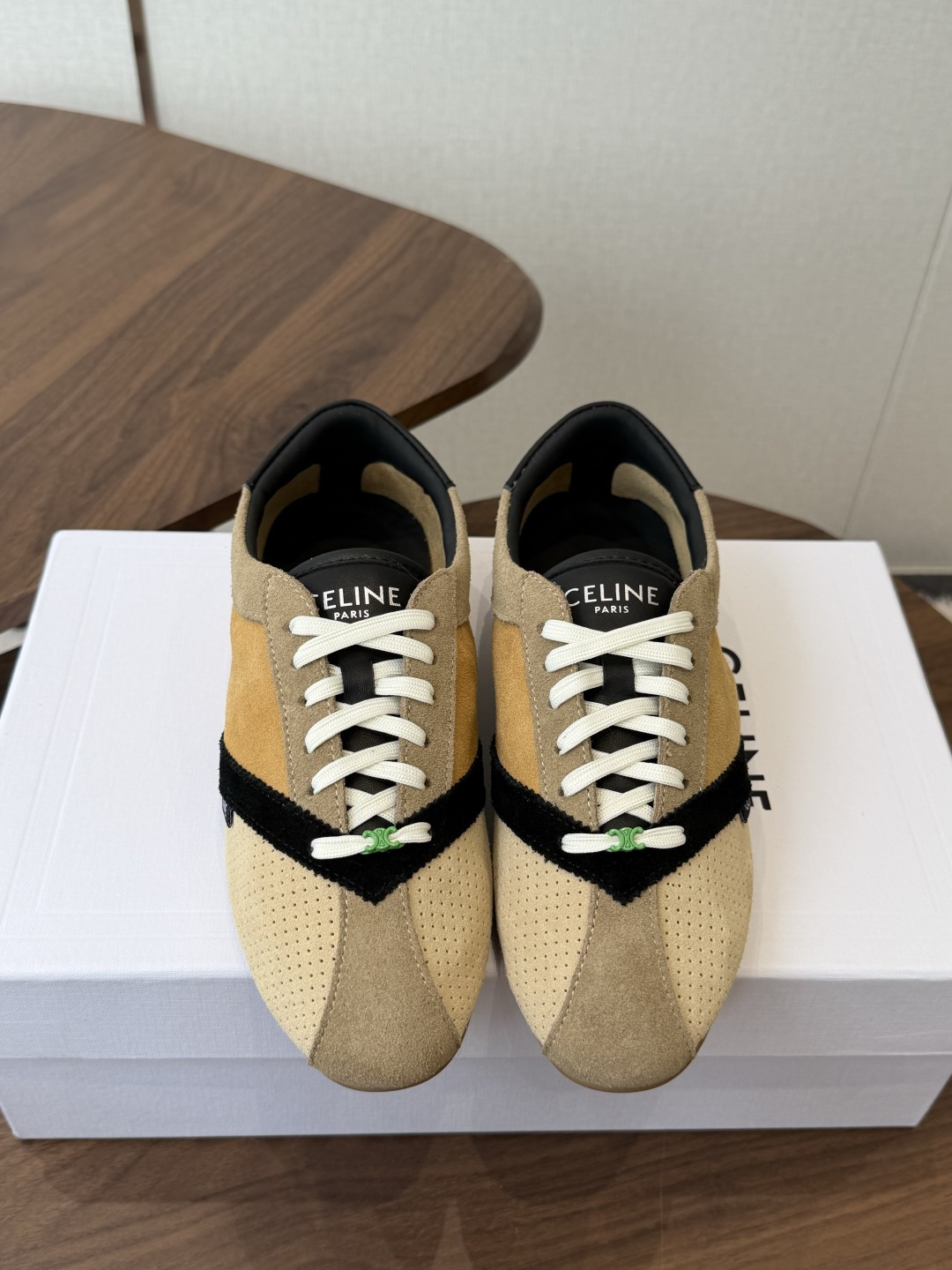 Celine 26ss 思琳新款休闲鞋德训运动鞋  充满街头感的一双鞋子，最新大C设计非常赞 这款鞋有它自己独特的设计 