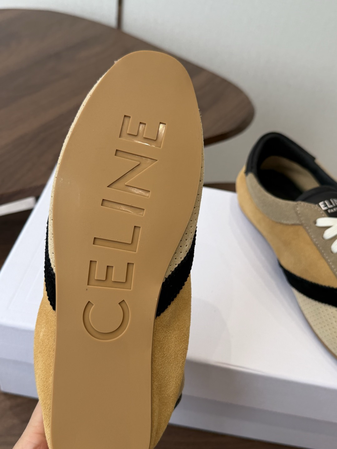 Celine 26ss 思琳新款休闲鞋德训运动鞋 充满街头感的一双鞋子,最新大C设计非常赞 这款鞋有它自己独特的设计 Celine 26ss 思琳新款休闲鞋德训运动鞋 充满街头感的一双鞋子,最新大C设计非常赞 这款鞋有它自己独特的设计