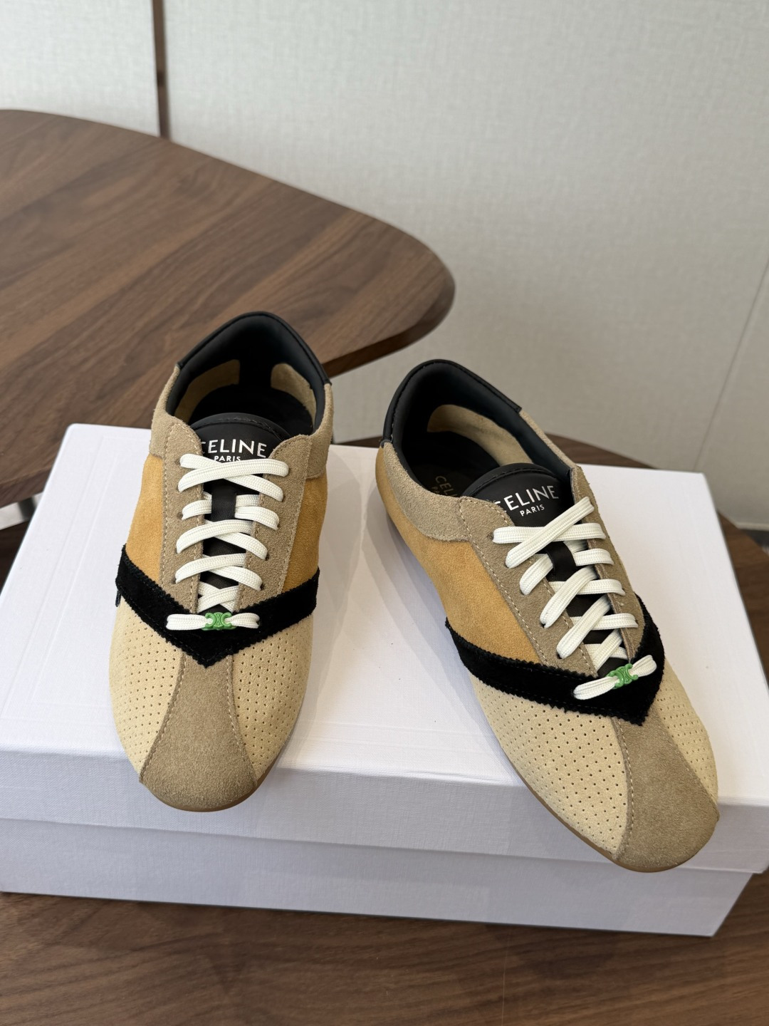 Celine 26ss 思琳新款休闲鞋德训运动鞋 充满街头感的一双鞋子,最新大C设计非常赞 这款鞋有它自己独特的设计 Celine 26ss 思琳新款休闲鞋德训运动鞋 充满街头感的一双鞋子,最新大C设计非常赞 这款鞋有它自己独特的设计