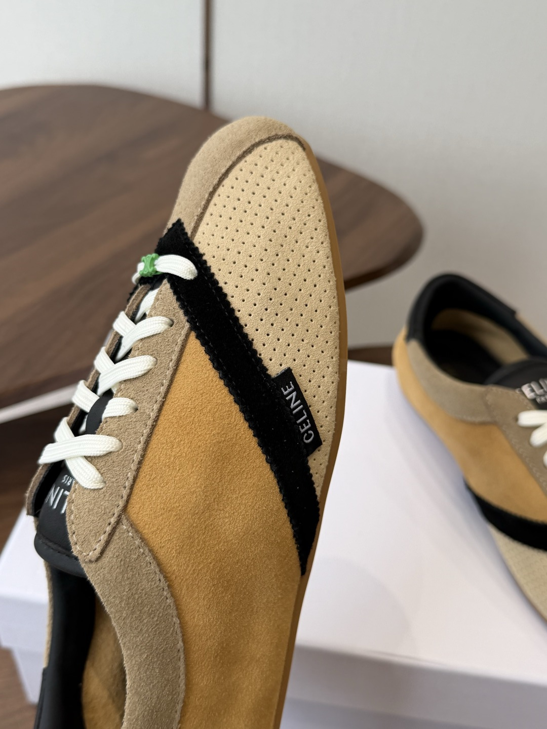 Celine 26ss 思琳新款休闲鞋德训运动鞋 充满街头感的一双鞋子,最新大C设计非常赞 这款鞋有它自己独特的设计 Celine 26ss 思琳新款休闲鞋德训运动鞋 充满街头感的一双鞋子,最新大C设计非常赞 这款鞋有它自己独特的设计