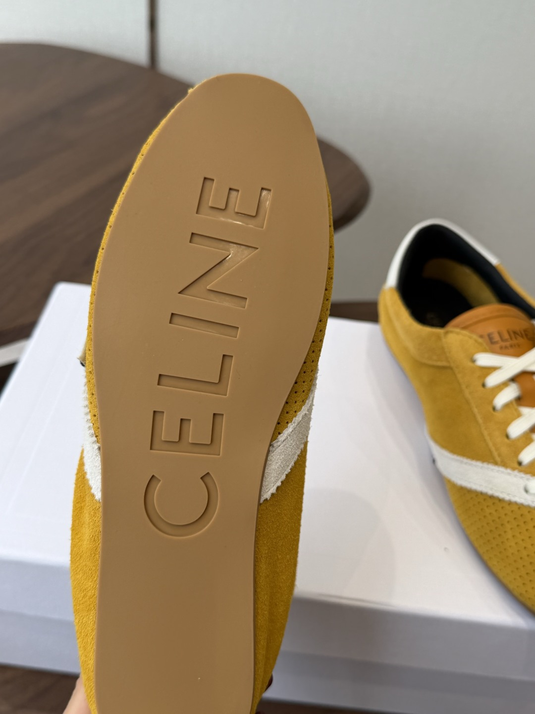 Celine 26ss 思琳新款休闲鞋德训运动鞋  充满街头感的一双鞋子，最新大C设计非常赞 这款鞋有它自己独特的设计 
