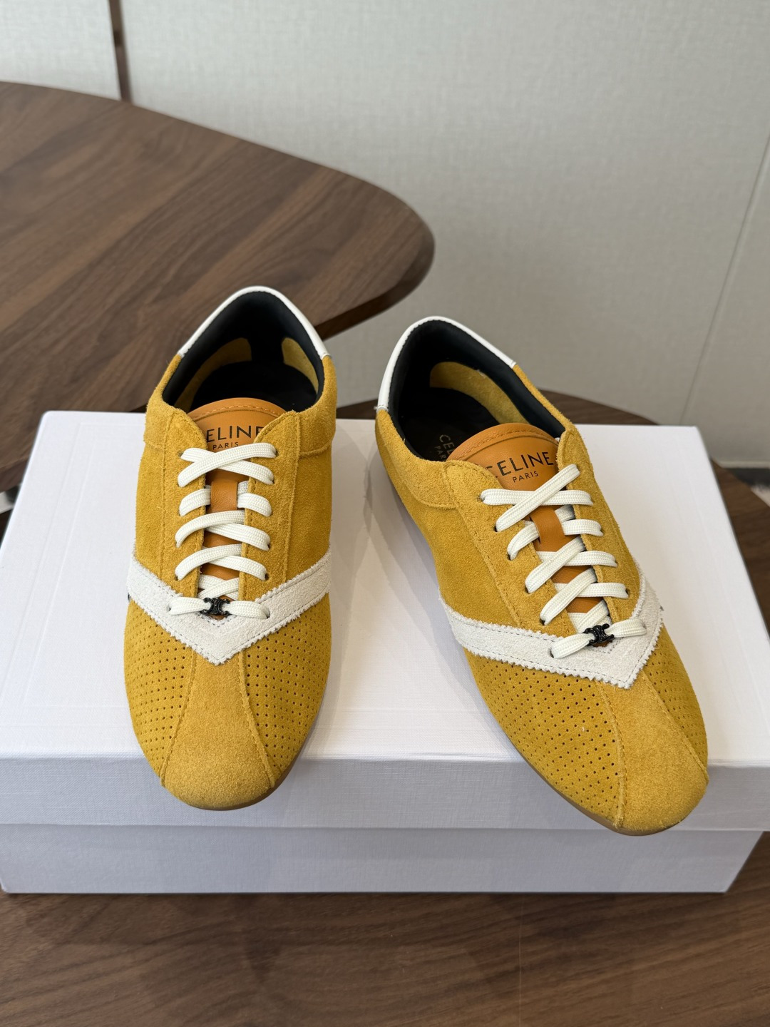 Celine 26ss 思琳新款休闲鞋德训运动鞋  充满街头感的一双鞋子，最新大C设计非常赞 这款鞋有它自己独特的设计 