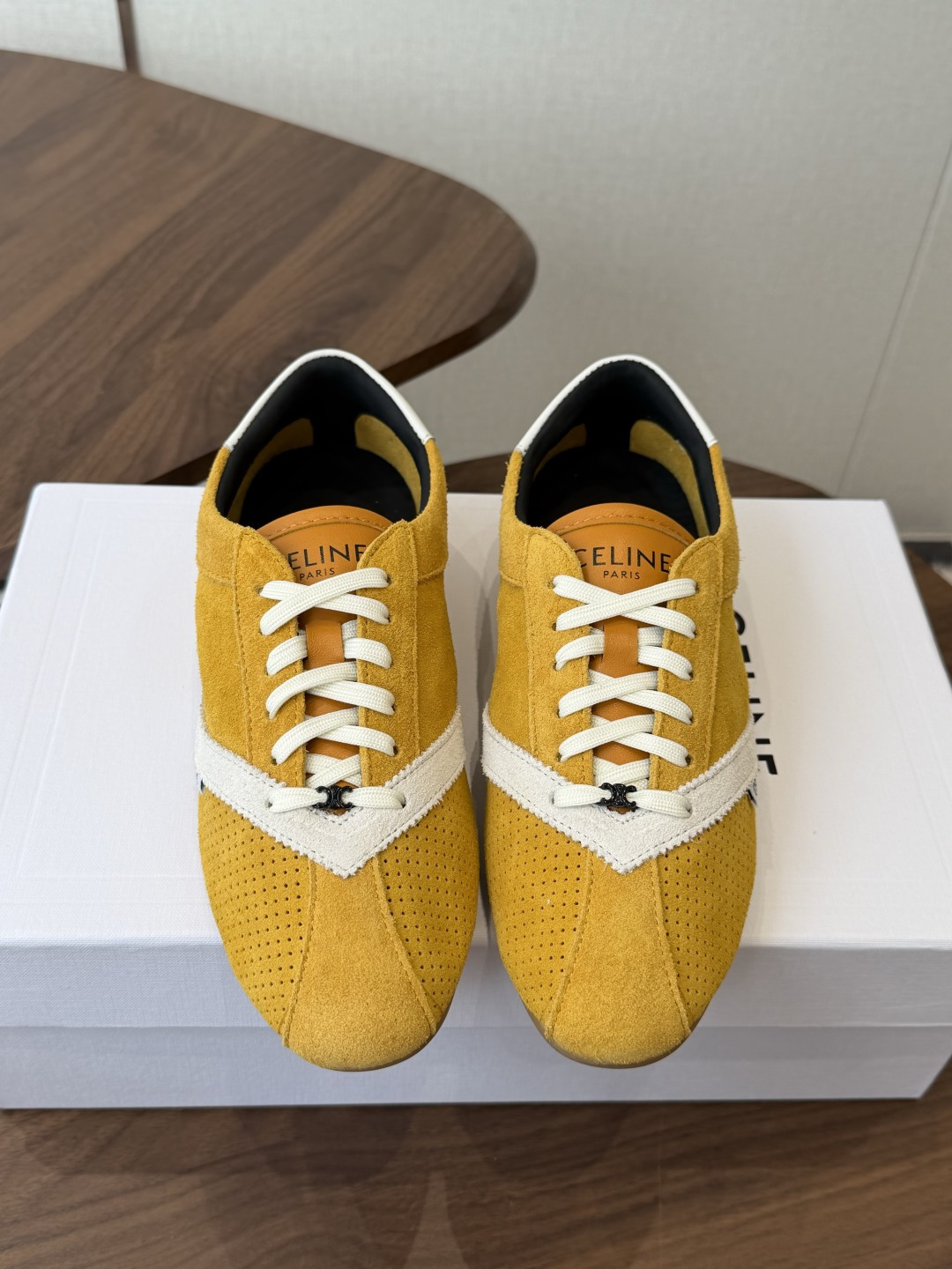 Celine 26ss 思琳新款休闲鞋德训运动鞋  充满街头感的一双鞋子，最新大C设计非常赞 这款鞋有它自己独特的设计 